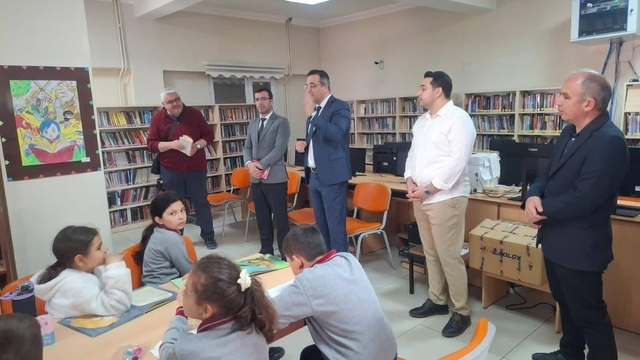 Sarıgöl'de Kütüphane Haftası'nda öğrencilerle kitap okudular