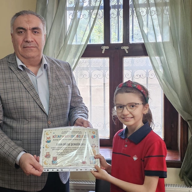 Bandırma'da kütüphane haftasında örnek öğrencilere ödül