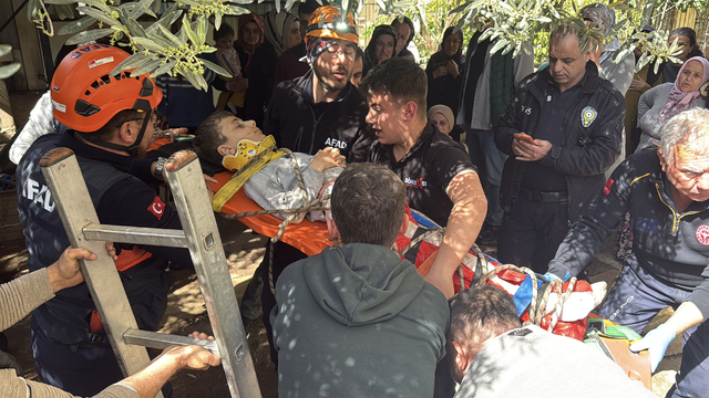 Oynarken foseptiğe düşüp yaralanan çocuk kurtarıldı