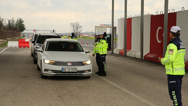 Diyarbakır'da jandarma ekipleri trafik denetimlerini sürdürüyor