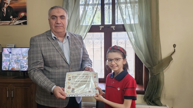 Bandırma'da kütüphane haftasında örnek öğrencilere ödül