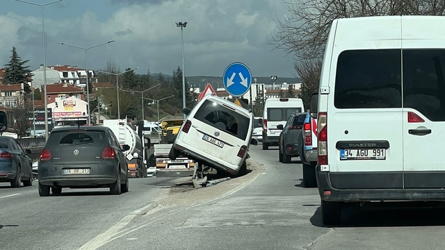 Eskişehir'de çevre yolunda korkutan kaza
Hafif ticari araç bariyerlerin üzerine çıktı