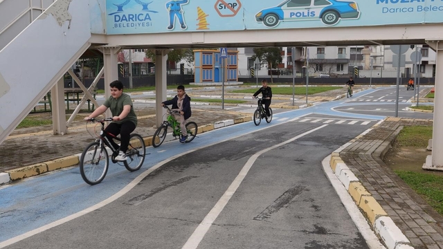 Darıca'da öğrenciler trafik kurallarını uygulamalı öğreniyor