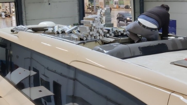 Otobüste tavan klimasına gizlenen 45 bin 200 paket sigara gümrüğe takıldı