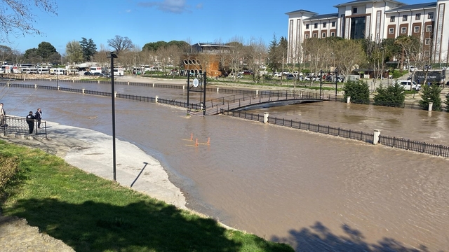 Çanakkale'de Kocabaş Çayı yoğun yağış nedeniyle taştı