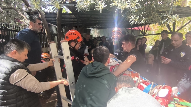 Foseptik çukuruna düşen 10 yaşındaki çocuk operasyonla kurtarıldı
Çukura düşen oğlunun kurtarılışını endişeli gözlerle izleyen anne "Çıkarın artık ne olur" diyerek gözyaşı döktü