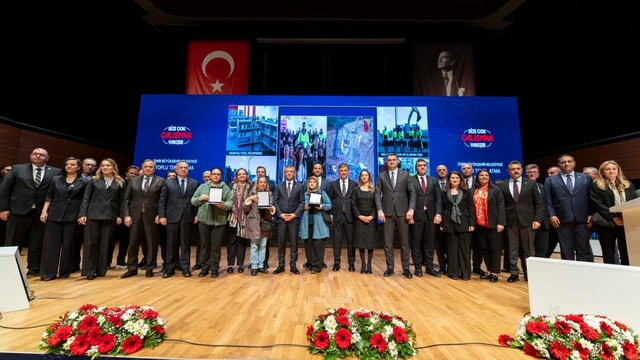 İzmir'de tarihi gün; Büyükşehir'den toplu açılış ve temel atma töreni
CHP Genel Başkanı Özgür Özel: "Çok daha güzel günleri sizin sayenizde Türkiye görecek"
İzmir Büyükşehir Belediye Başkanı Cemil Tugay:
"Bu projeler için gerekli kredi anlaşmaları yapılmış olmasına rağmen, iki yılı aşkın süredir Hazine onayı verilmedi. Vergi- SGK borcumuz var diye vermiyorlar. Daha önceden böyle bir zorunluluk yoktu"