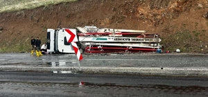 Elazığ'da beton pompası yan yattı: 1 yaralı