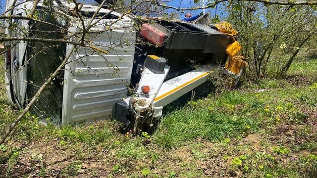 Şoförünün kalp krizi geçirdiği kamyonet, fındık bahçesine devrildi