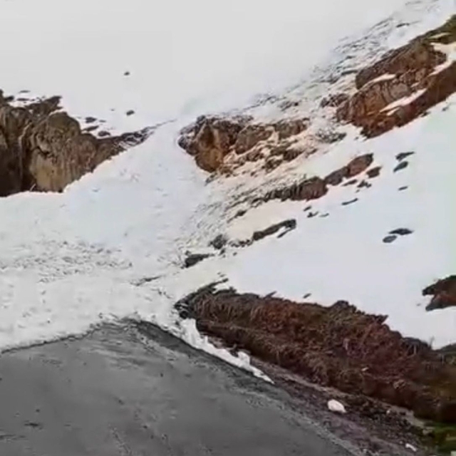 Şırnak'ta çığ düşen kara yolu ulaşıma kapandı
