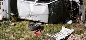 Emniyet şeridindeki kamyonete çarpan otomobil boş araziye uçtu: 4 yaralı