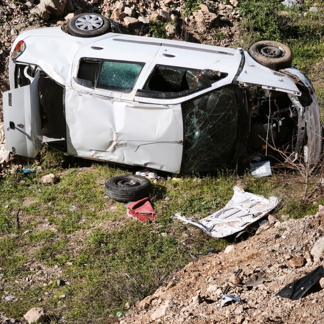 Emniyet şeridindeki kamyonete çarpan otomobil boş araziye uçtu: 4 yaralı