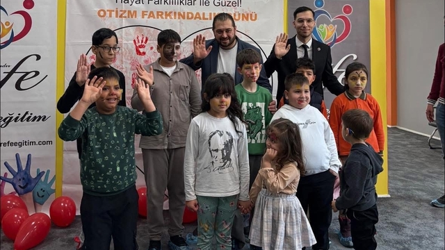 Bayındır'da Otizm Farkındalık Günü'nde renkli bowling şenliği