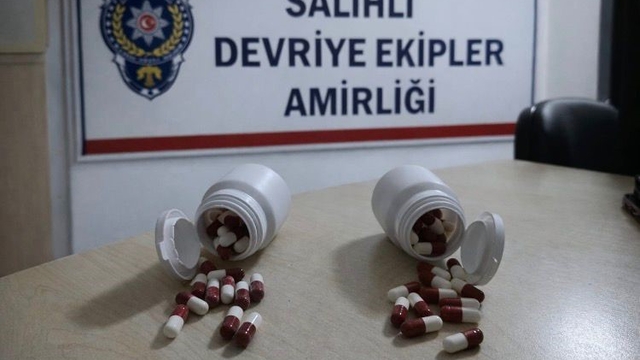 Şüphe üzerine durduruldular, üzerlerinden uyuşturucu hap çıktı