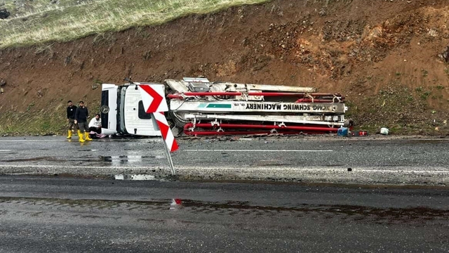 Elazığ'da beton pompası yan yattı: 1 yaralı