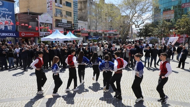 Başkanı Mehmet Ertaş Vanlıların kurtuluş coşkusuna ortak oldu
Van'ın kurtuluş günü Edremit'te kutlandı