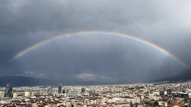 Bursa'da yağmur sonrası gökkuşağı şöleni