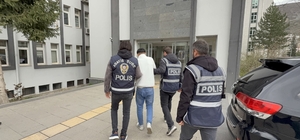 Milyonluk vurgun yaptı, şehir şehir kaçarken yakayı Ankara'da ele verdi Tokat'ta yaşlı kadını 'polisim' yalanıyla kandırıp milyonluk vurgun yapan dolandırıcı Ankara'da yakalandı