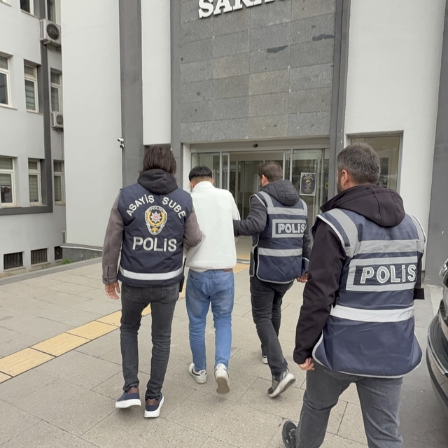 Milyonluk vurgun yaptı, şehir şehir kaçarken yakayı Ankara'da ele verdi
Tok...