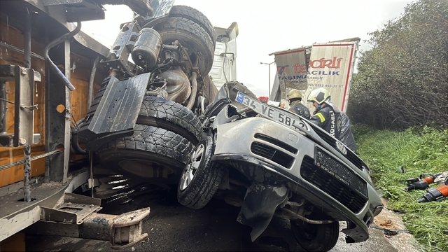 TEM'de 2 TIR, tanker ve otomobil çarpıştı: 2 ölü