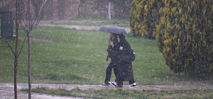 Eskişehir'de yağmur bastırdı, öğrenciler şemsiyelere sarıldı Sağanak bastırdı, kampüs yolları şemsiyelerle doldu