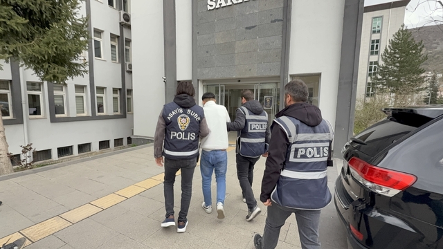 Milyonluk vurgun yaptı, şehir şehir kaçarken yakayı Ankara'da ele verdi
Tokat'ta yaşlı kadını 'polisim' yalanıyla kandırıp milyonluk vurgun yapan dolandırıcı Ankara'da yakalandı