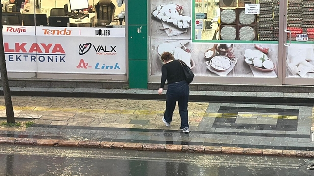 Düzce'de sağanak yağış vatandaşları hazırlıksız yakaladı