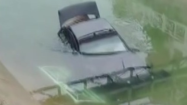 Adana'da otomobil sulamana kanalına düştü