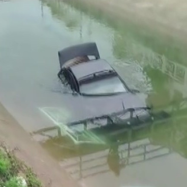 Adana'da otomobil sulamana kanalına düştü