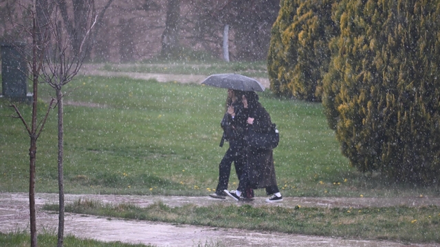 Eskişehir'de yağmur bastırdı, öğrenciler şemsiyelere sarıldı
Sağanak bastırdı, kampüs yolları şemsiyelerle doldu