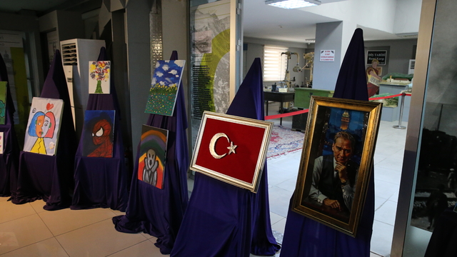 Tokat'ta otizmli çocukların yaptığı resimler sergilendi