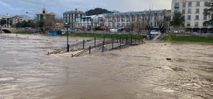 Çanakkale’de Kocabaş Çayı taştı, otopark sular altında kaldı