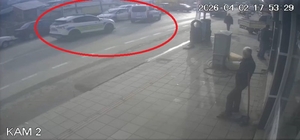 Otomobille giderken silahlı saldırıya uğradı, yaralı halde kaçıp polise sığındı; o anlar kamerada
