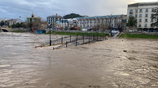 Çanakkale'de Kocabaş Çayı taştı, otopark sular altında kaldı