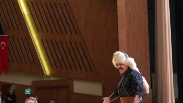 Sivas'ta Nevruz kutlamalarında renkli görüntüler: Sahneye kurtlar çıktı, şahin havada uçtu