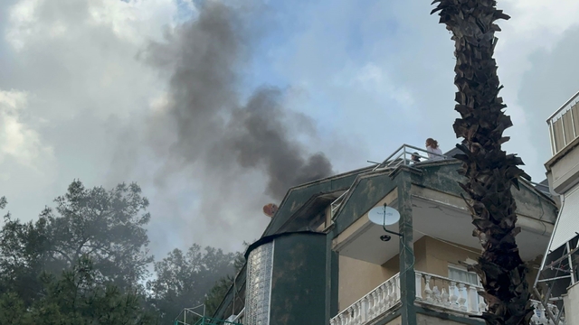 Marmaris'te çatı katı yangını: Mahsur kalan bir kişi kurtarıldı