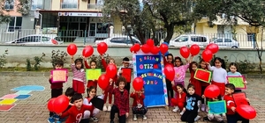 Kırmızıyla otizme dikkat çektiler