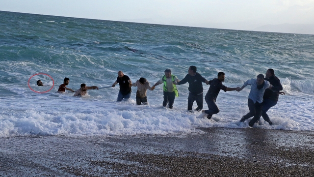 Dünyaca ünlü sahilde can pazarı: 2 kardeş kurtuldu, kuzen hayatını kaybetti
Boğulma tehlikesi geçiren küçük kardeş, vatandaşlarla oluşturduğu 'insan zinciri' ile ağabeyini kurtardı, kuzeni ise hayatını kaybetti