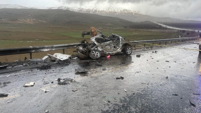 Malatya'da tır ile otomobil kafa kafaya çarpıştı: 3 ölü, 1 yaralı