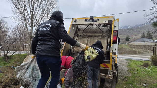 Hazar Gölü çevresinde toplanan 10 ton çöp katı atık depolama tesislerine gönderildi