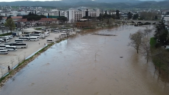Çanakkale'de Kocabaş Çayı taştı; tarım arazileri sular altında kaldı (4)