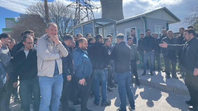 Santral işçileri, ücretsiz izne karşı eylem yaptı