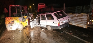 Otomobil, yük indiren forklifte çarptı: 4 yaralı