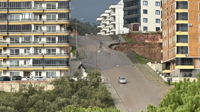 Balıkesir'de sağanak toprak kaymasına neden oldu