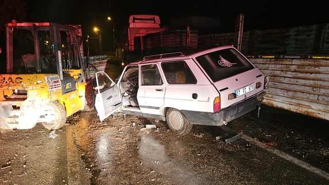 Otomobil, yük indiren forklifte çarptı: 4 yaralı