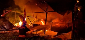 Bolu'da samanlığa yıldırım düştü: Samanlık ve traktör alev alev yandı