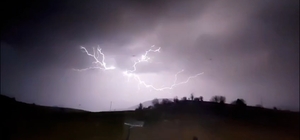 Bolu’da şimşekler geceyi aydınlattı