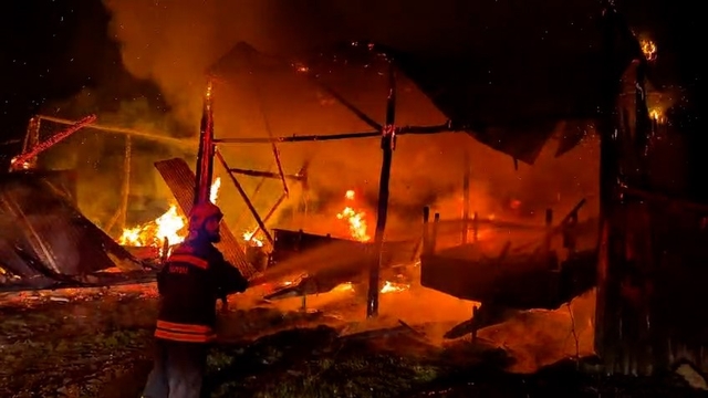Bolu'da samanlığa yıldırım düştü: Samanlık ve traktör alev alev yandı