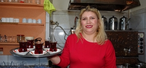 Evde sıkılan kadınlar kıraathaneye gelip masa oyunlarıyla stres atıyor Isparta'da kıraathane kültürüne kadın dokunuşu İşletme sahibi Gülşen Çetin: "Kahve kültürü sadece erkeklere ait değil. Kadınlar da artık buraya geliyor" 50 yaşındaki Ülker Göktaş: "Evde bulaşıklarımı yıkayıp buraya geliyorum. Arkadaşlarla dedikodu yapıp oyun oynuyoruz" Eşiyle birlikte kıraathaneye gelen Buse Sağören: "Eşiniz nerede diye düşünmek yerine birlikte gelin"