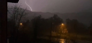 Bartın'da şimşekler geceyi aydınlattı, dolu yağışı şehri beyaza bürüdü
